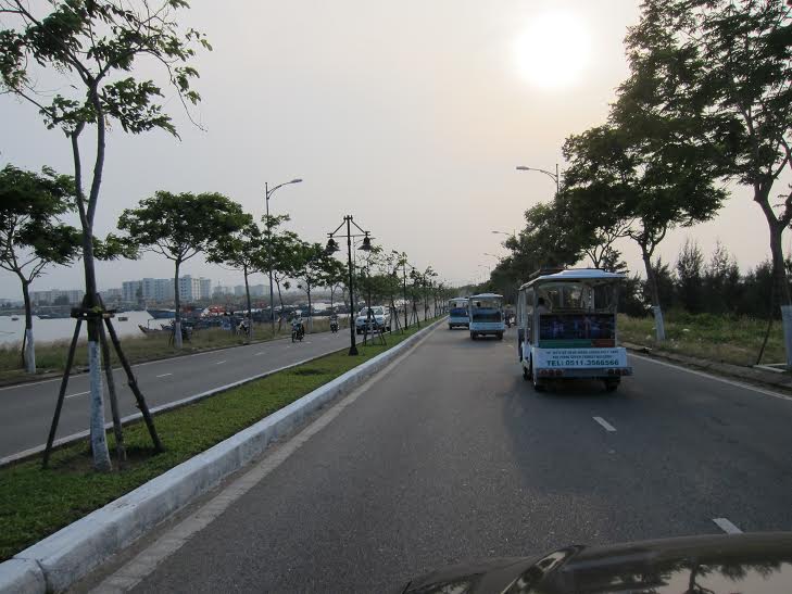 Cung xe dien du lich da nang ngam canh dep chua linh ung