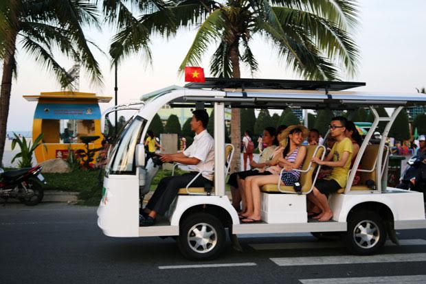 xe điện đà nẵng được du khách lựa chọn nhiều để tham quan du lịch